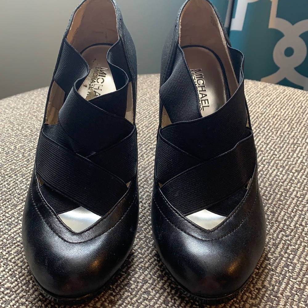 Michael Kors black heels with criss cross elastic details!